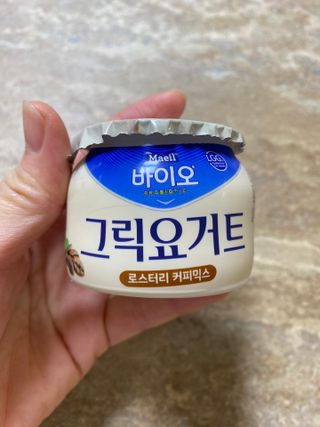 매일바이오 그릭요거트 오리지널 플레인 4개, 로스터리 커피믹스 4개 — 5점을 준 리뷰어가 2021년 12월 올린 사용 사진