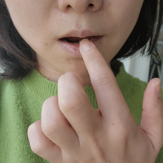 틱톡 [후르디아] 튼입술해결템 올리브영 블루베리 하이드레이팅 허니 립밤 — 5점을 준 리뷰어가 2023년 11월 올린 사용 사진