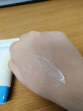 틱톡 [후르디아] 백탁NO! 화잘먹 수분광 선 에센스✨ — 5점을 준 리뷰어가 2023년 6월 올린 사용 사진
