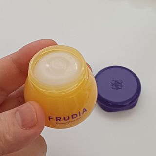 틱톡 [후르디아] 튼입술해결템 올리브영 블루베리 하이드레이팅 허니 립밤 — 5점을 준 리뷰어가 2024년 2월 올린 사용 사진