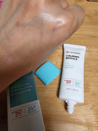 리더스코스메틱 리더스 카밍 바이오틱스 선 에센스 SPF 50+ PA++++ — 4점을 준 리뷰어가 2022년 8월 올린 사용 사진