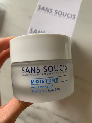 산수시 아쿠아 베네핏 24h 수부지 물광 속건조 수분크림 50ml — 3.5점을 준 리뷰어가 2021년 7월 올린 사용 사진
