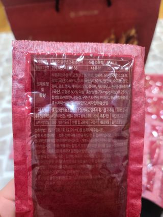 서울약사신협_프리미엄 6년근 홍삼진액_70mlx30포 — 5점을 준 리뷰어가 2021년 3월 올린 사용 사진