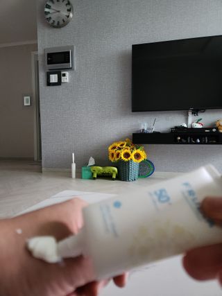 틱톡 [후르디아] 백탁NO! 화잘먹 수분광 선 에센스✨ — 5점을 준 리뷰어가 2023년 6월 올린 사용 사진