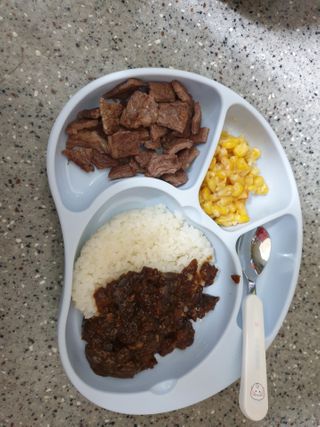 유비맘 캐릭터 실리콘 흡착 식판_색상 랜덤발송 — 4점을 준 리뷰어가 2021년 1월 올린 사용 사진