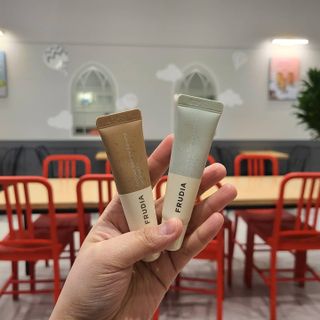 [후르디아] 올리브영 착한보습 비건 립버터 2종 — 5점을 준 리뷰어가 2021년 12월 올린 사용 사진