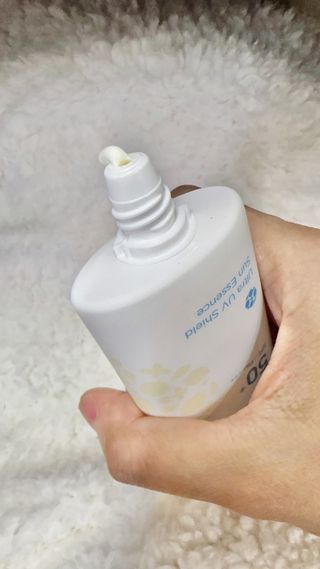 틱톡 [후르디아] 백탁NO! 화잘먹 수분광 선 에센스✨ — 5점을 준 리뷰어가 2023년 6월 올린 사용 사진