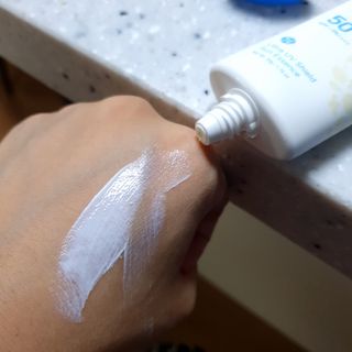 틱톡 [후르디아] 백탁NO! 화잘먹 수분광 선 에센스✨ — 5점을 준 리뷰어가 2023년 8월 올린 사용 사진