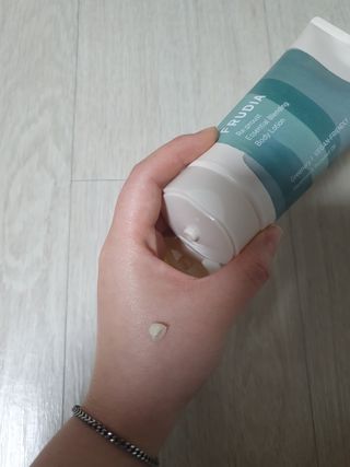 [후르디아] 올리브영 저자극 비건바디로션 — 5점을 준 리뷰어가 2023년 1월 올린 사용 사진