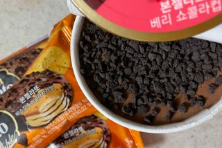 롯데제과 본젤라또 비스킷&바닐라카라멜바, 본젤라또 베리쇼콜라컵 — 5점을 준 리뷰어가 2021년 12월 올린 사용 사진