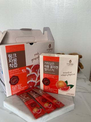자연에온 핑크 자몽 착즙 100mL 10개입 1BOX +가 득담은 자몽 콜라겐 젤리스틱 1BOX — 5점을 준 리뷰어가 2021년 7월 올린 사용 사진