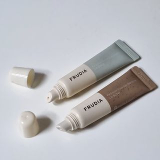 [후르디아] 올리브영 착한보습 비건 립버터 2종 — 5점을 준 리뷰어가 2022년 12월 올린 사용 사진