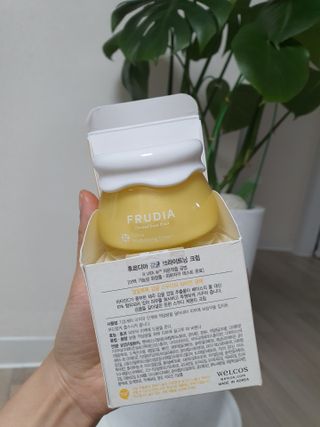 [후르디아] 미백 기능성 감귤 브라이트닝 크림 — 4점을 준 리뷰어가 2021년 4월 올린 사용 사진