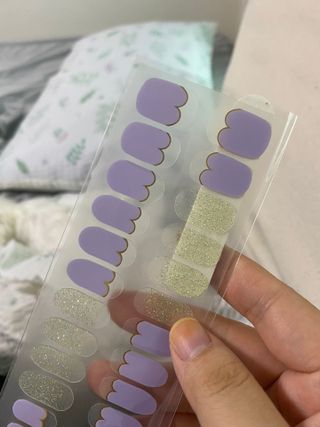[네일가게] 햇빛에 닿으면 색이 변하는 신기한 햇살 반전 네일스티커 — 5점을 준 리뷰어가 2021년 8월 올린 사용 사진