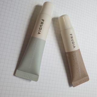 [후르디아] 올리브영 착한보습 비건 립버터 2종 — 5점을 준 리뷰어가 2022년 11월 올린 사용 사진