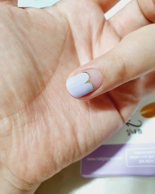 [네일가게] 햇빛에 닿으면 색이 변하는 신기한 햇살 반전 네일스티커 — 5점을 준 리뷰어가 2021년 8월 올린 사용 사진