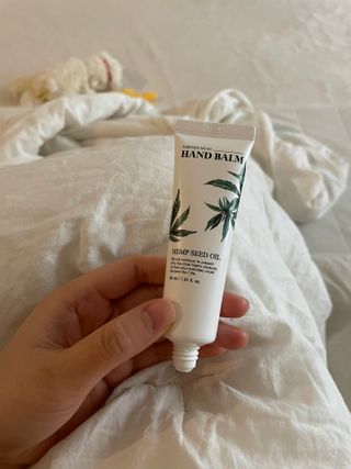 버텍스넘버원 버텍스 넘버원 햄프씨드오일 핸드밤, 바디크림 — 4점을 준 리뷰어가 2022년 3월 올린 사용 사진