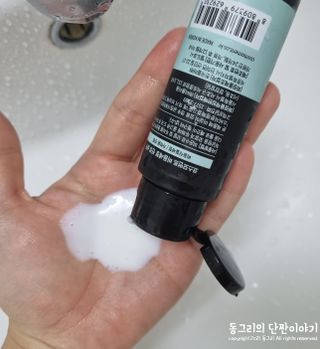 코스모먼트 부스티모 부스팅샴푸60ml + 비듬세정 진정샴푸50ml — 5점을 준 리뷰어가 2021년 11월 올린 사용 사진