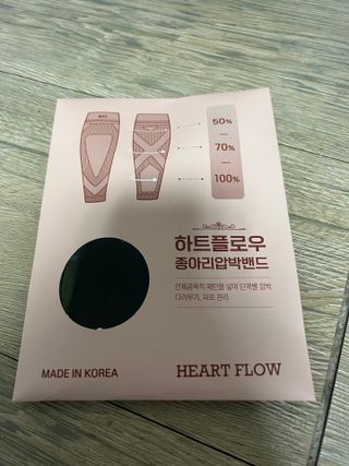 하트플로우 종아리 압박 밴드 스타킹 — 3점을 준 리뷰어가 2022년 8월 올린 사용 사진