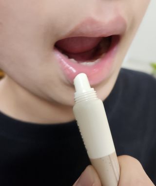 [후르디아] 올리브영 착한보습 비건 립버터 2종 — 5점을 준 리뷰어가 2022년 12월 올린 사용 사진