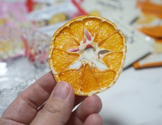 프루낵 제주감귤 초코12봉입 4종(화이트초코,다크초코,요구르트초코,콜라초코)  57.6g(4.8g*12봉입) !!! — 5점을 준 리뷰어가 2022년 11월 올린 사용 사진