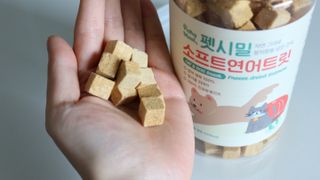 [펫시밀] 원물그대로 영양듬뿍 진공동결건조 북어트릿75g,치킨트릿100g,연어트릿75g 강아지 고양이 간식 — 4점을 준 리뷰어가 2023년 5월 올린 사용 사진