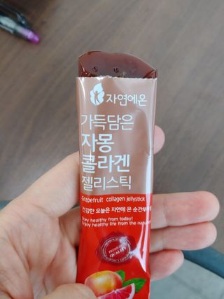 자연에온 핑크 자몽 착즙 100mL 10개입 1BOX +가 득담은 자몽 콜라겐 젤리스틱 1BOX — 5점을 준 리뷰어가 2021년 6월 올린 사용 사진