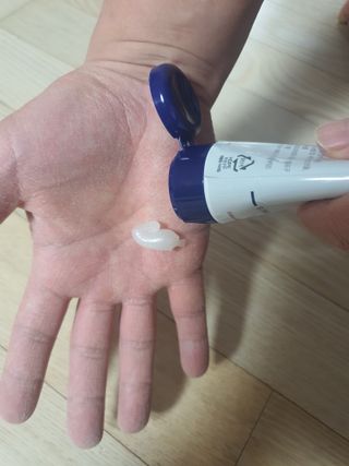 유세린 아쿠아퍼 리페어링 오인트먼트 1개 + 아쿠아퍼 SOS 립 리페어 1개 — 5점을 준 리뷰어가 2022년 2월 올린 사용 사진