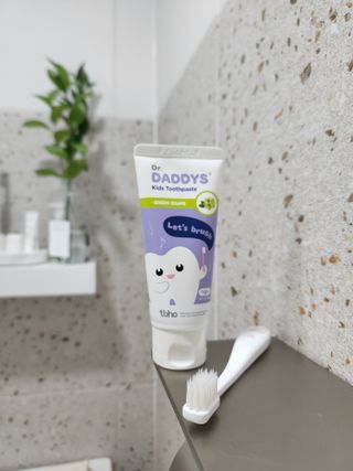 닥터데디스 안심저불소 키즈치약 (라즈베리, 청포도향 중 택 1) 60g +  여행용 미니 치약 15g — 4.5점을 준 리뷰어가 2022년 8월 올린 사용 사진