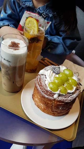 아방갤러리카페 용산아이파크몰점 [아방갤러리카페] 음료 택 2 +  베이커리 5종 중 택 1 — 5점을 준 리뷰어가 2021년 4월 올린 사용 사진