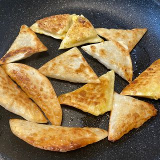 (주)성경순만두 곤약만두.콘치즈만두,삼각당면만두,당면 야끼만두,대구전통 납작만두,떡뽁이 매콤소스,달콤소스 — 5점을 준 리뷰어가 2023년 4월 올린 사용 사진