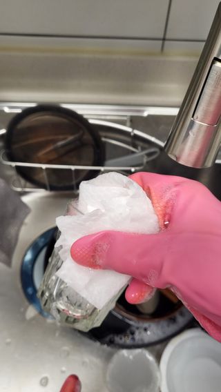 부직포나라 중금속유해물질ZERO 뜯어쓰는 주방 일회용수세미 60매 2매 — 5점을 준 리뷰어가 2022년 11월 올린 사용 사진