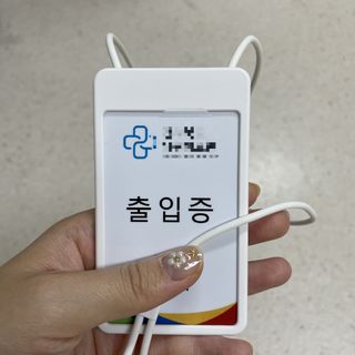 플러스엑스 오브젝트 [아이디프레임2.0] 플러스엑스 사원증 케이스 카드홀더 목걸이 릴홀더 디자인 출입증 명찰 — 3.5점을 준 리뷰어가 2022년 4월 올린 사용 사진
