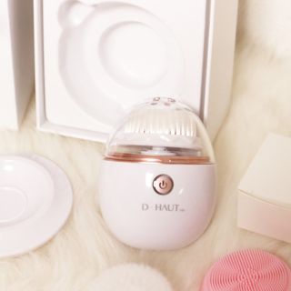 디하우트 랩 디하우트랩 클렌징 피부관리기 진동클렌저 실리콘+2종 인조모 브러시 — 5점을 준 리뷰어가 2021년 11월 올린 사용 사진