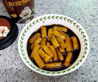 유비쿡 컵떡볶이 매운컵떡볶이2개/ 짜장컵떡볶이 2개  총 4개세트 — 5점을 준 리뷰어가 2021년 2월 올린 사용 사진