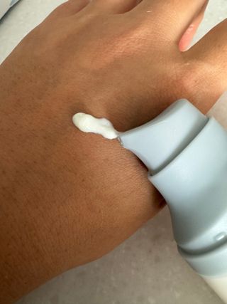 [스킨1004] 마다가스카르 센텔라 히알루-시카 워터핏 선세럼 50ml — 5점을 준 리뷰어가 2024년 5월 올린 사용 사진