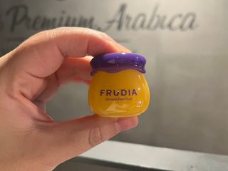 틱톡 [후르디아] 튼입술해결템 올리브영 블루베리 하이드레이팅 허니 립밤 — 5점을 준 리뷰어가 2023년 11월 올린 사용 사진