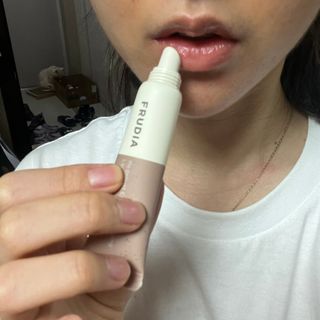 [후르디아] 올리브영 착한보습 비건 립버터 2종 — 5점을 준 리뷰어가 2021년 12월 올린 사용 사진