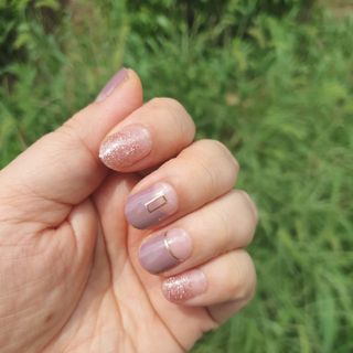 [네일가게] 햇빛에 닿으면 색이 변하는 신기한 햇살 반전 네일스티커_B — 4점을 준 리뷰어가 2021년 8월 올린 사용 사진