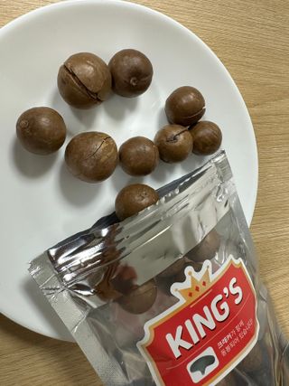 비나프렌즈 (구매평) 25년 햇 수확 알큰 프리미엄 껍질 까먹는 통 마카다미아 — 5점을 준 리뷰어가 2025년 8월 올린 사용 사진