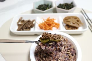 하나마이 [마마쿡] 전 청와대 천상현 셰프의 밑반찬  5종세트(소고기 장조림+연근조림+진미채+간장김자반+새우김자반) — 5점을 준 리뷰어가 2023년 4월 올린 사용 사진