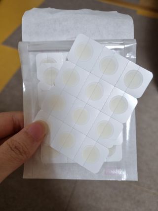 올리브영 엘라밴드 하이드로 도트 스팟패치 12mm, 티트리 — 5점을 준 리뷰어가 2022년 10월 올린 사용 사진