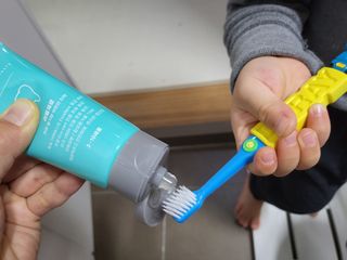 치과에서 쓰는 치약 _ 라벨제로 저불소 꼬마, 키즈, 유아, 베이비, 주니어 안전한 어린이치약 — 5점을 준 리뷰어가 2022년 12월 올린 사용 사진