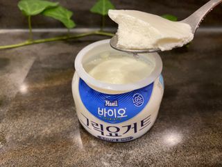 매일바이오 그릭요거트 오리지널 플레인 4개, 로스터리 커피믹스 4개 — 5점을 준 리뷰어가 2021년 12월 올린 사용 사진