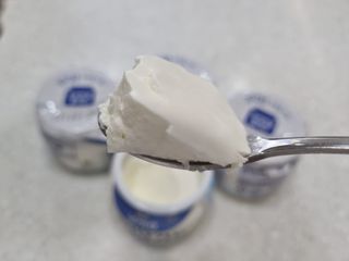매일바이오 그릭요거트 오리지널 플레인 4개, 로스터리 커피믹스 4개 — 4점을 준 리뷰어가 2021년 12월 올린 사용 사진