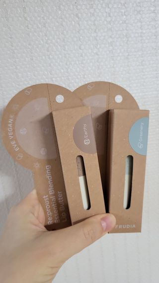 [후르디아] 올리브영 착한보습 비건 립버터 2종 — 5점을 준 리뷰어가 2021년 12월 올린 사용 사진