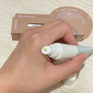 [후르디아] 올리브영 착한보습 비건 립버터 2종 — 5점을 준 리뷰어가 2022년 10월 올린 사용 사진