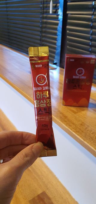 힘내라김홍삼 하루홍삼정스틱 10g x 10포 — 5점을 준 리뷰어가 2021년 4월 올린 사용 사진