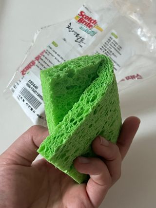 나우 [3M 스카치브라이트] 천연펄프 수세미 2입 X 2개 (색상랜덤) — 5점을 준 리뷰어가 2024년 6월 올린 사용 사진