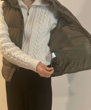 다운블로우 [카키]179번지 여자 하이넥 스트링 패딩 조끼 베스트 YAN 7800 — 5점을 준 리뷰어가 2024년 12월 올린 사용 사진